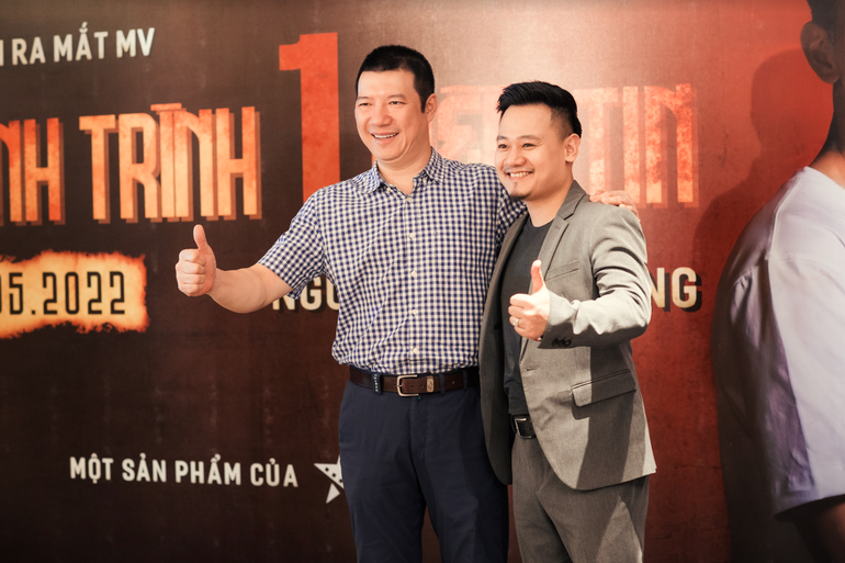 BLV Quang Huy (trái)