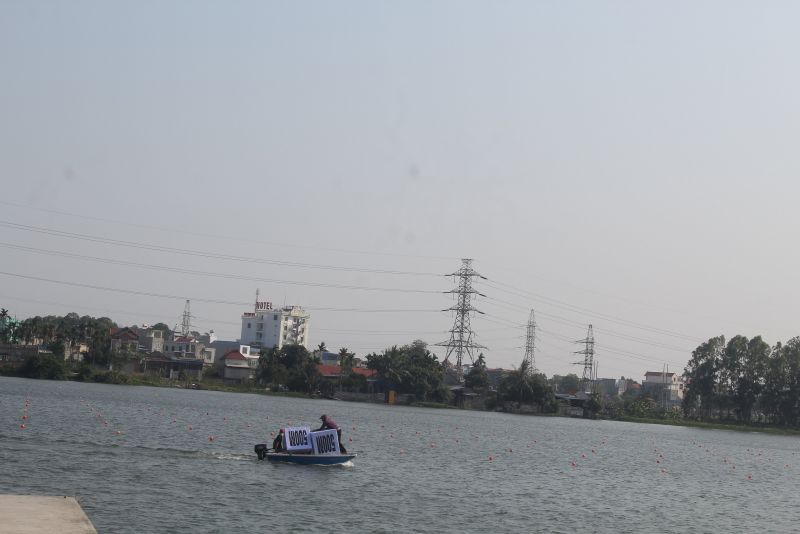 Chuẩn bị cắm biển báo độ dài đường đua