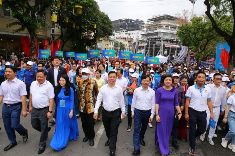 C&aacute;c vị đại biểu tham gia đi bộ 