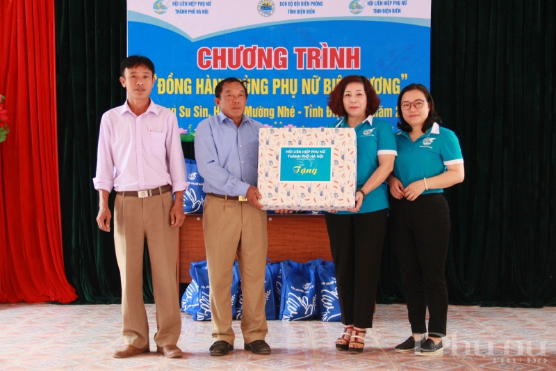 Đại diện lãnh đạo Hội LHPN Hà Nội tặng quà cho xã Leng Su Sìn.