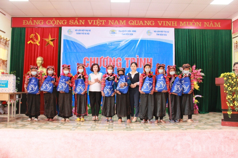 Đồng chí Lê Thị Thiên Hương - Phó Chủ tịch Hội LHPN Hà Nội và đồng chí Đỗ Thị Thu Thủy - Chủ tịch Hội LHPN tỉnh Điện Biên tặng quà cho phụ nữ khó khăn xã Sín Thầu.