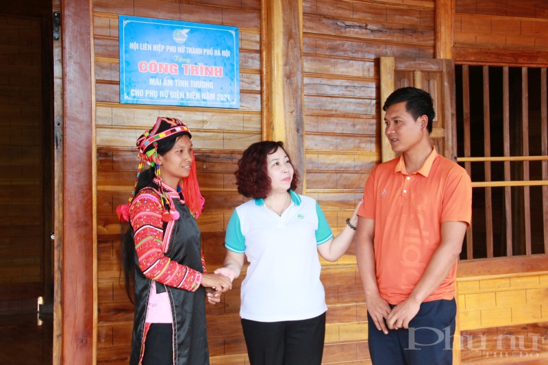 Đồng chí Lê Thị Thiên Hương động viên gia đình hội viên phụ nữ xã Sín Thầu được hỗ trợ mái ấm tình thương từ chương trình “Đồng hành cùng phụ nữ biên cương” năm 2021