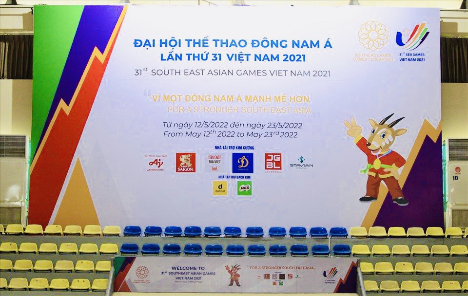 Ánh sáng trong nhà thi đấu đảm bảo tiêu chuẩn quốc tế là 1.200 lux; bổ sung vách ngăn để hình thành lối đi riêng cho vận động viên; Mua sắm các thiết bị để trang bị cho các phòng chức năng. Ánh sáng trong nhà thi đấu đảm bảo tiêu chuẩn quốc tế là 1.200 lux; bổ sung vách ngăn để hình thành lối đi riêng cho vận động viên; Mua sắm các thiết bị để trang bị cho các phòng chức năng.