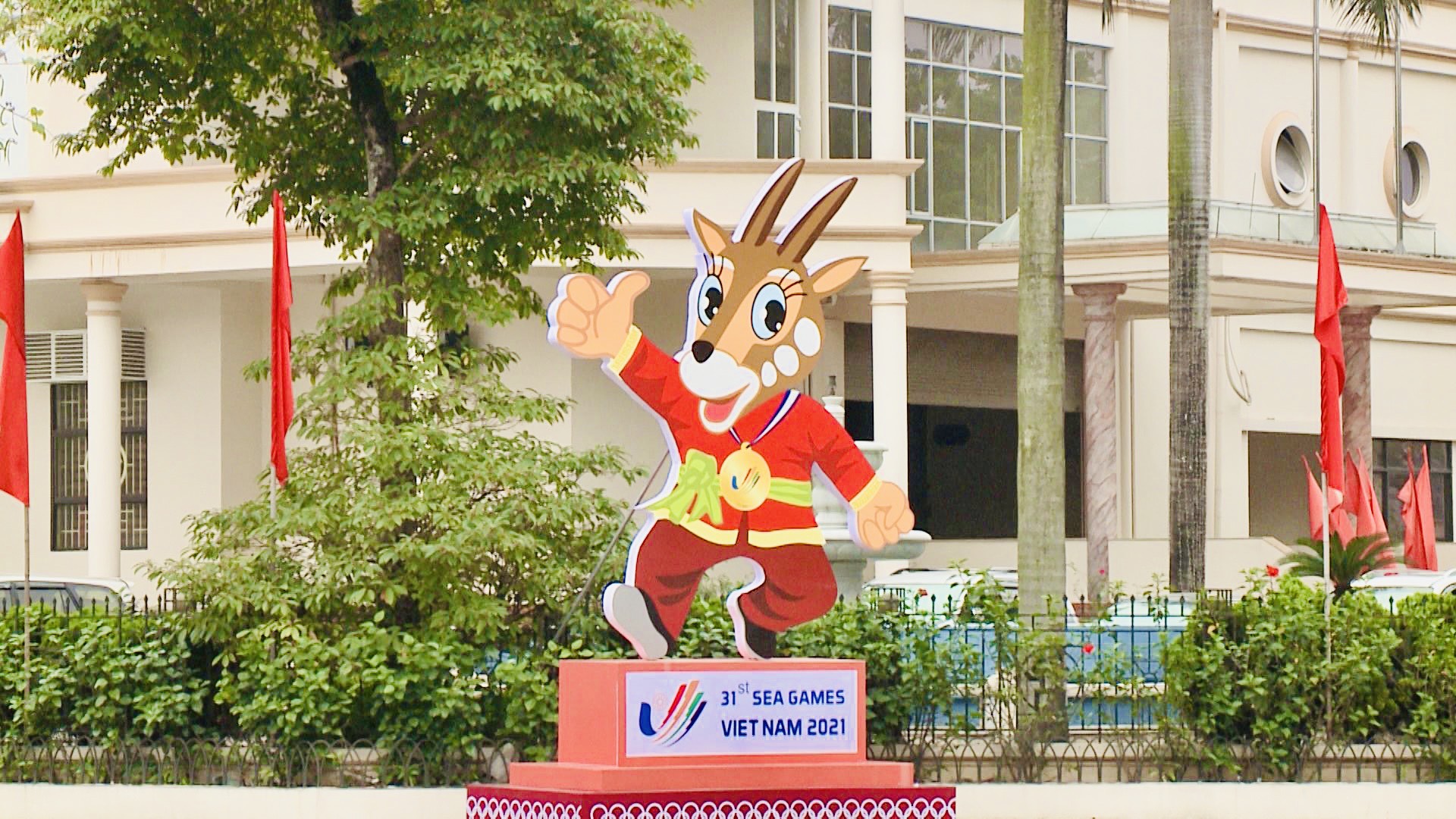 Hình ảnh biểu tượng cho SEA Games 31 được đặt ngay  trước cổng Trung tâm Văn hoá, Thông tin và Thể thao huyện Hình ảnh biểu tượng cho SEA Games 31 được đặt ngay  trước cổng Trung tâm Văn hoá, Thông tin và Thể thao huyện