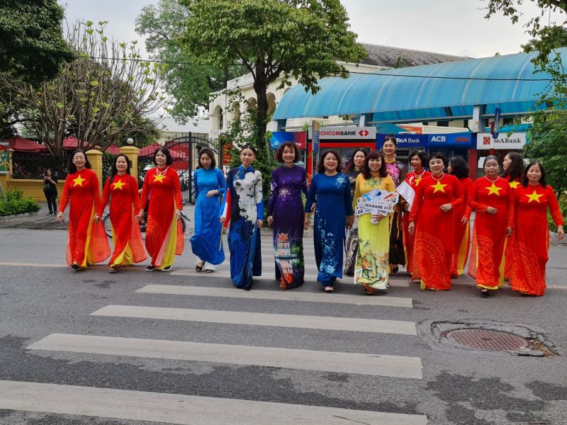 Rực rỡ áo dài xuống phố