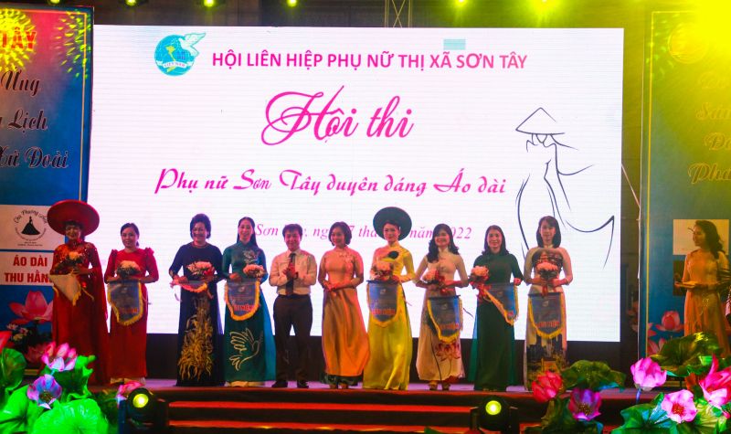 Các đồng chí: Phạm Thị Thanh Hương - Phó Chủ tịch Hội LHPN TP Hà Nội và Lê Đại Thăng - Phó Chủ tịch UBND thị xã Sơn Tây tặng hoa, cờ lưu niệm cho đại diện 8 đội thi