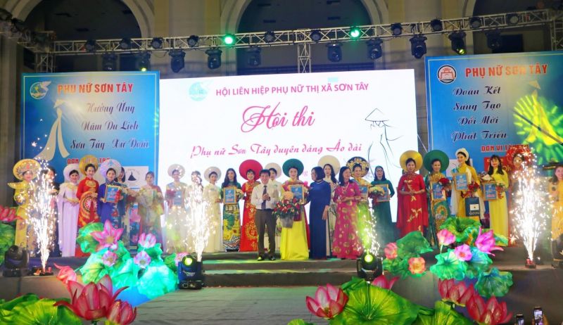 Phó Chủ tịch UBND thị xã Sơn Tây Lê Đại Thăng, Chủ tịch Hội LHPN thị xã Phan Thị Hường và đại diện đơn vị tài trợ trao giải nhất hội thi