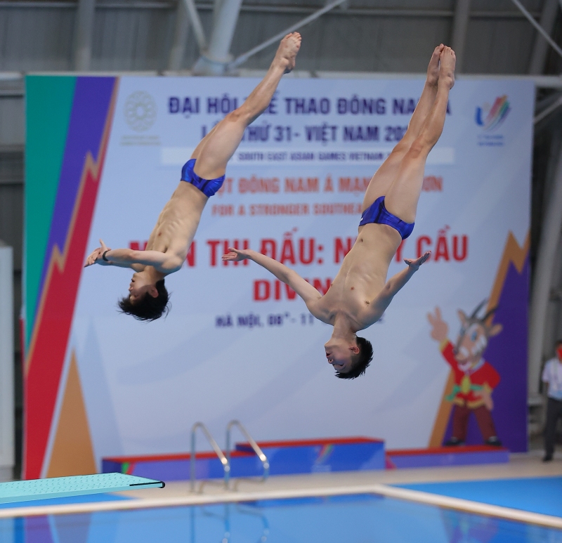 Cặp đôi Nguyễn Tùng Dương và Phương Thế Anh với màn trình diễn trong phần thi cầu mềm đôi nam 3m.