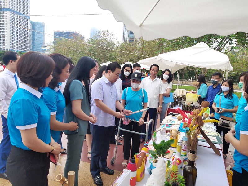 Các đại biểu thăm quan khu vực trưng bày một số mô hình, sản phẩm tái chế từ rác thải nhựa, sản phẩm thân thiện với môi trường tại Công viên Cầu Giấy Các đại biểu thăm quan khu vực trưng bày một số mô hình, sản phẩm tái chế từ rác thải nhựa, sản phẩm thân thiện với môi trường tại Công viên Cầu Giấy