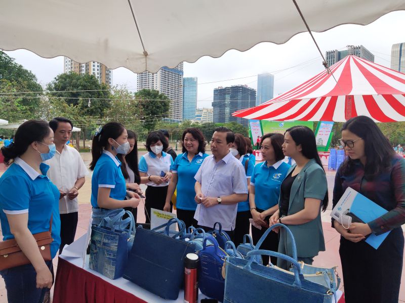 Các đại biểu lãnh đạo TƯ Hội LHPN Việt Nam, TP Hà Nội và lãnh đạo Hội LHPN Hà Nội thăm quan gian hàng giới thiệu sản phẩm thân thiện với môi trường của Hội LHPN quận Ba Đình Các đại biểu lãnh đạo TƯ Hội LHPN Việt Nam, TP Hà Nội và lãnh đạo Hội LHPN Hà Nội thăm quan gian hàng giới thiệu sản phẩm thân thiện với môi trường của Hội LHPN quận Ba Đình