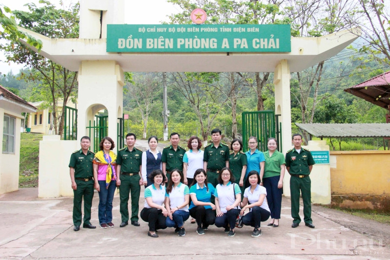 Đoàn công tác chụp ảnh lưu niệm cùng cán bộ, chiến sĩ ĐBP A Pa Chải.