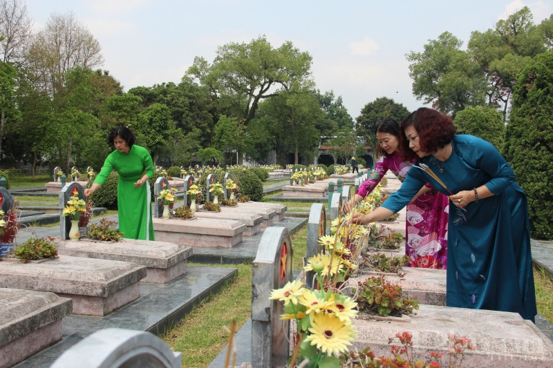 Các thành viên trong đoàn công tác thắp hương tưởng nhớ các Anh hùng, Liệt sĩ.
