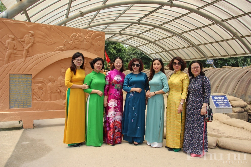 Các thành viên trong đoàn công tác tới thăm, chụp ảnh lưu niệm tại di tích lịch sử Hầm Đờ ca-xtơ-ri.