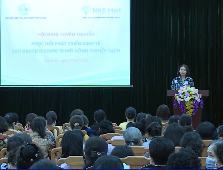 Hội viên Hội phụ nữ quận Cầu Giấy đã được tập huấn kiến thức về nông sản sạch, kinh nghiệm kinh doanh, quản lý tài chính