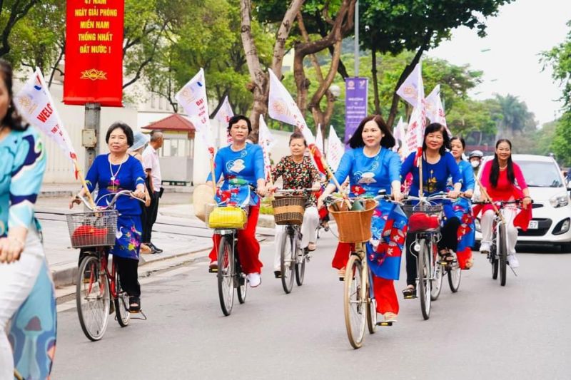 Phố phường h&ocirc;m nay như đẹp hơn bởi sự hiện diện của sắc &aacute;o d&agrave;i