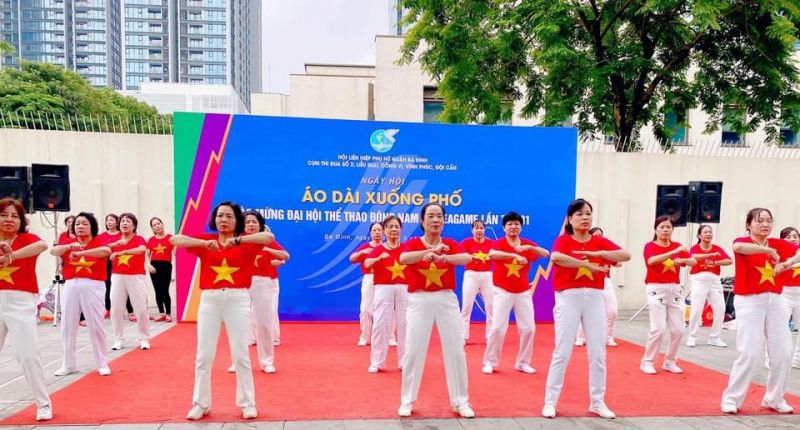 C&aacute;c tiết mục nhảy d&acirc;n vũ do c&aacute;n bộ hội vi&ecirc;n phụ nữ biểu diễn tại chương tr&igrave;nh