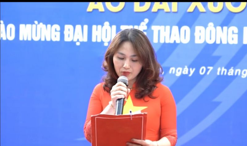 Đồng ch&iacute; Nghi&ecirc;m Th&uacute;y Trang, Đảng ủy vi&ecirc;n, Chủ tịch Hội LHPN phường Liễu Giai, quận Ba Đ&igrave;nh, Cụm trưởng cụm thi đua số 2 khai mạc chương tr&igrave;nh 