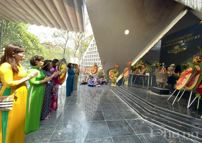 Đoàn công tác tới dâng hoa, thắp hương tưởng nhớ các Anh hùng, Liệt sĩ tại Nghĩa trang liệt sĩ A1.