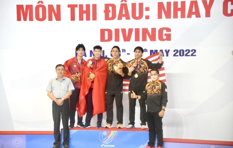 Sau tấm HCĐ của Ngô Phương Mai ở nội dung cầu mềm 1m đơn nữ, chiều ngày 8/5 đội tuyển nhảy cầu Việt Nam tiếp tục giành thêm tấm HCB ở nội dung đôi nam cầu mềm 3m của cặp đôi Nguyễn Tùng Dương và Phương Thế Anh.