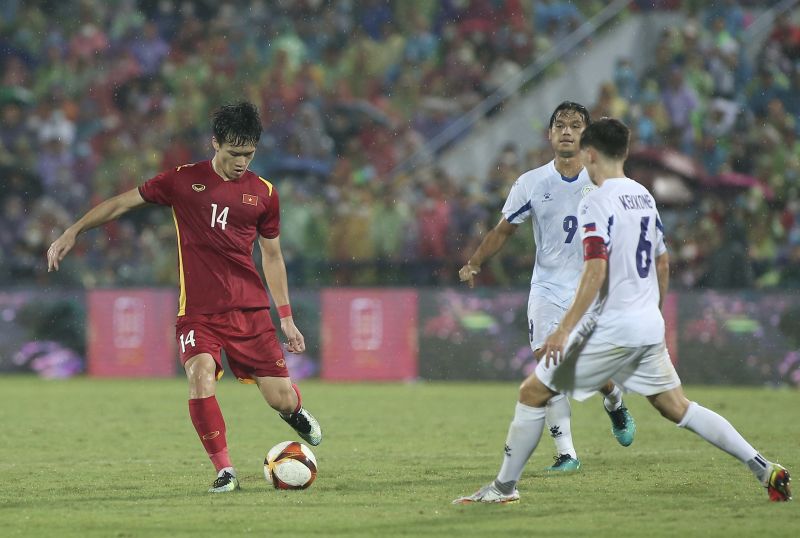 Hoàng Đức cùng các đồng đội đã có trận đấu đầy khó khăn trước U23 Phillippines