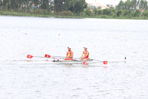 Ở phần thi của các vận động viên nam, 2 đội thuyền hạng nhẹ 4 nam mái chèo đơn và đôi nam của Việt Nam đã thi đấu xuất sắc.