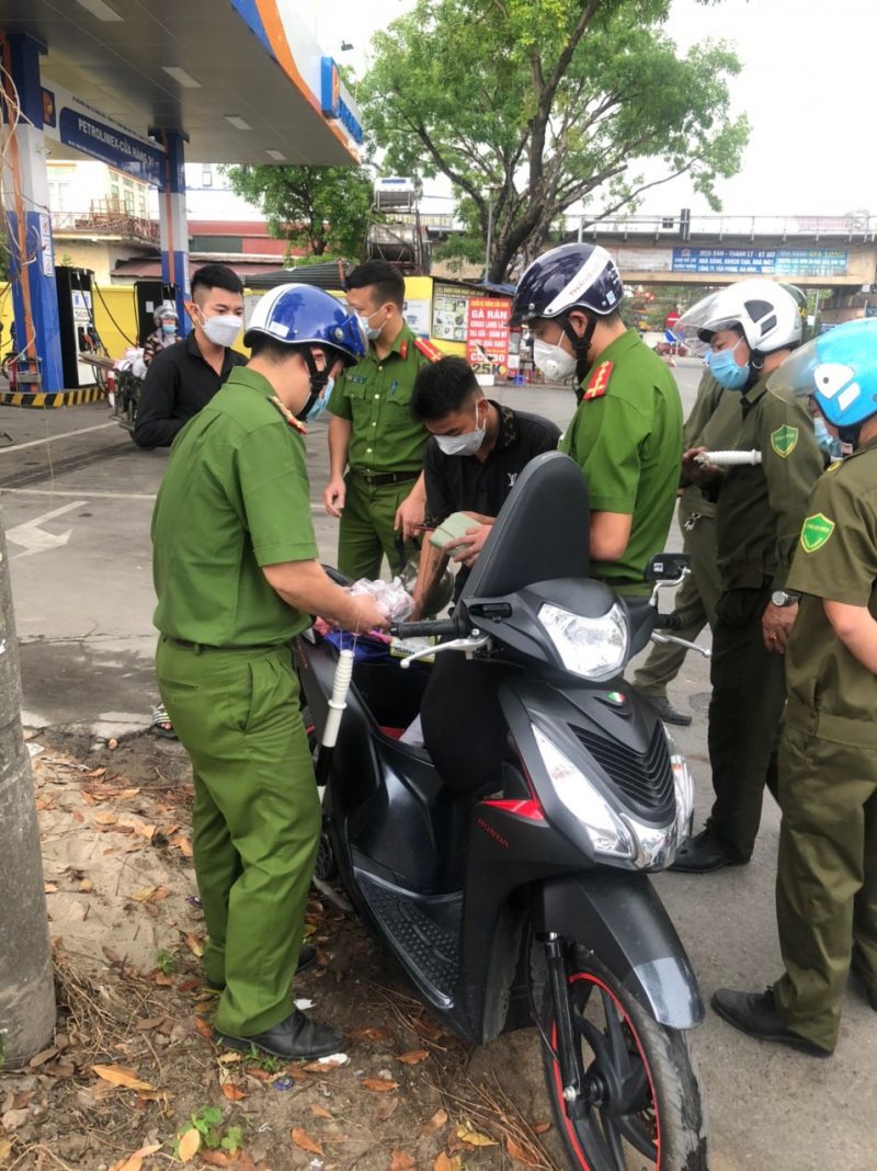 Kiểm tra xử lý các trường hợp vi phạm giao thông, trật tự