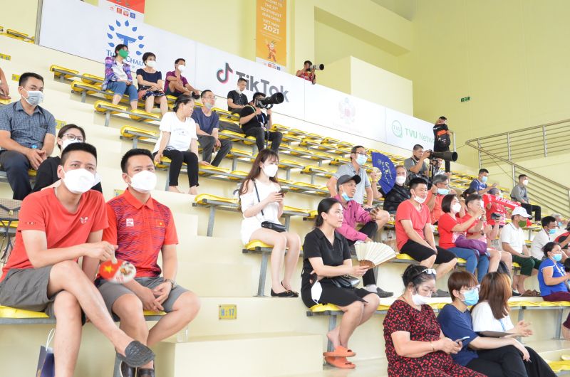 Các cổ động viên có mặt trên khán đài cổ vũ cho đội tuyển của mình thi đấu