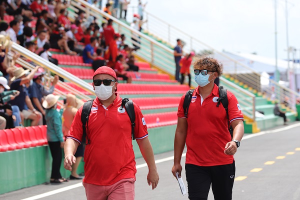 Các cổ động viên người nước ngoài cũng góp mặt cổ vũ các VĐV trong ngày đầu ra quân tại Sea Games 31.