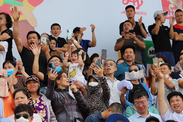 Rất đông khán giả đã đến cổ vũ cho các tay chèo trong ngày đầu ra quân tại Sea Games 31.