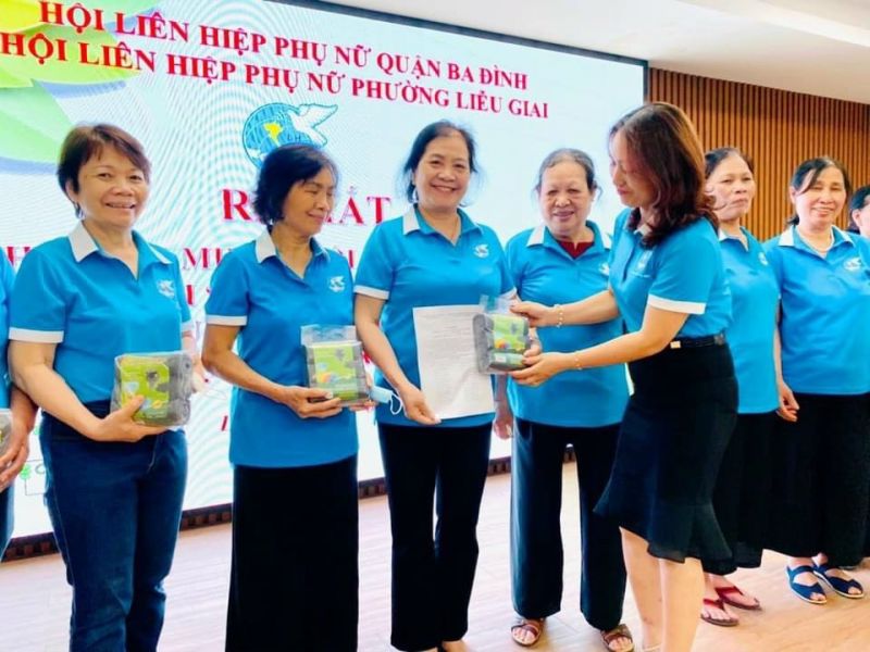 Đồng chí Nghiêm Thúy Trang, Chủ tịch Hội LHPN phường Liễu Giai trao Quyết định ra mắt và trao quà là sản phẩm thân thiện với môi trường cho tổ xung kích tuyên truyền bảo vệ môi trường; Đồng chí Nghiêm Thúy Trang, Chủ tịch Hội LHPN phường Liễu Giai trao Quyết định ra mắt và trao quà là sản phẩm thân thiện với môi trường cho tổ xung kích tuyên truyền bảo vệ môi trường;
