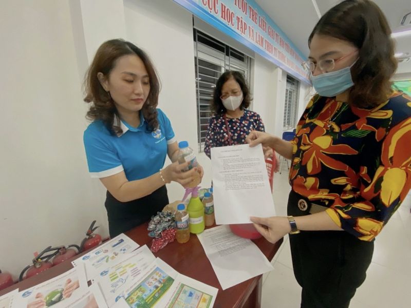 Phụ nữ Liễu Giai giới thiệu các sản phẩm vệ sinh sinh học tự chế an toàn thân thiện với môi trường Phụ nữ Liễu Giai giới thiệu các sản phẩm vệ sinh sinh học tự chế an toàn thân thiện với môi trường