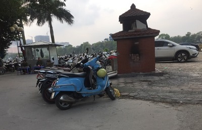 Quận Hoàng Mai: Nguy cơ mất an toàn từ hàng trăm bãi xe không phép  - ảnh 1