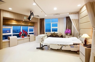 Nâng giá dịch vụ, người nghèo có chịu thiệt? - ảnh 1