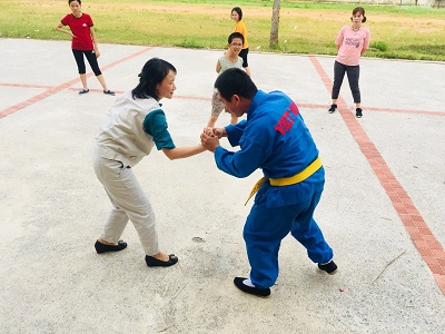 Nữ công nhân học võ phòng thân - ảnh 1