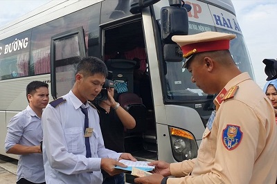 Bộ Công an đề xuất người dân được ghi âm, ghi hình cảnh sát giao thông - ảnh 1