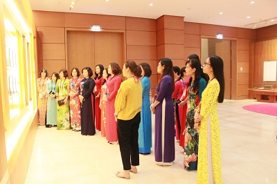 Dâng hương tưởng niệm Chủ tịch Hồ Chí Minh - ảnh 3