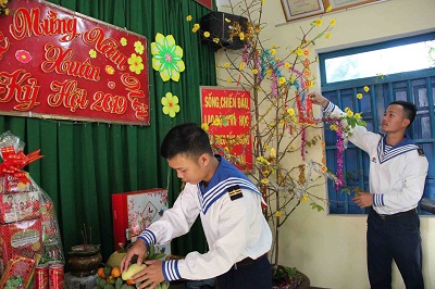 Mang Tết sớm đến đảo xa - ảnh 2