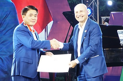 Chủ tịch UBND TP Nguyễn Đức Chung được trao Huân chương Công trạng của Italia - ảnh 1