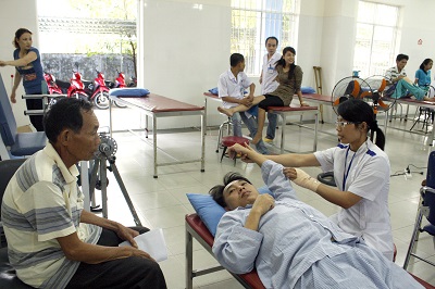 Kỳ 3: Khó khăn trong tiếp cận dịch vụ y tế, chăm sóc sức khỏe - ảnh 1