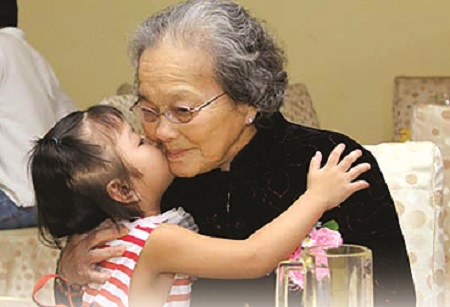 Bà nội lẩm cẩm - ảnh 1