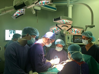 Ngực sưng to trên 1.000cc vì biến chứng nâng ngực - ảnh 1