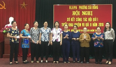 Tặng thẻ bảo hiểm y tế cho phụ nữ khó khăn từ nguồn quỹ tiết kiệm - ảnh 1