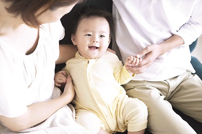 Giúp bé dễ chịu sau tiêm vắc-xin - ảnh 1