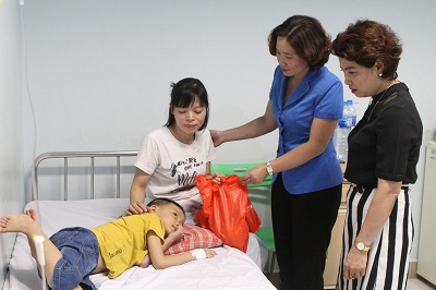 Hội LHPN Hà Nội tặng quà Trung thu cho các bệnh nhi  - ảnh 3