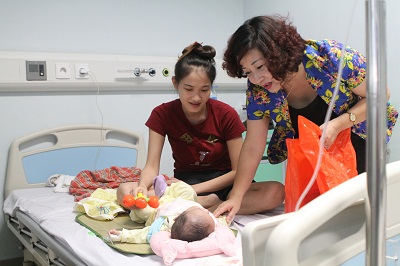 Hội LHPN Hà Nội tặng quà Trung thu cho các bệnh nhi  - ảnh 4