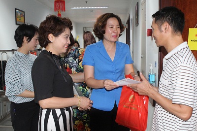 Hội LHPN Hà Nội tặng quà Trung thu cho các bệnh nhi  - ảnh 5