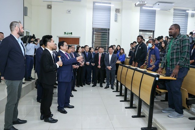 Thủ tướng gửi thông điệp quan trọng về đào tạo nhân lực khi tới thăm trụ sở mới của ĐHQG Hà Nội - Ảnh 4.