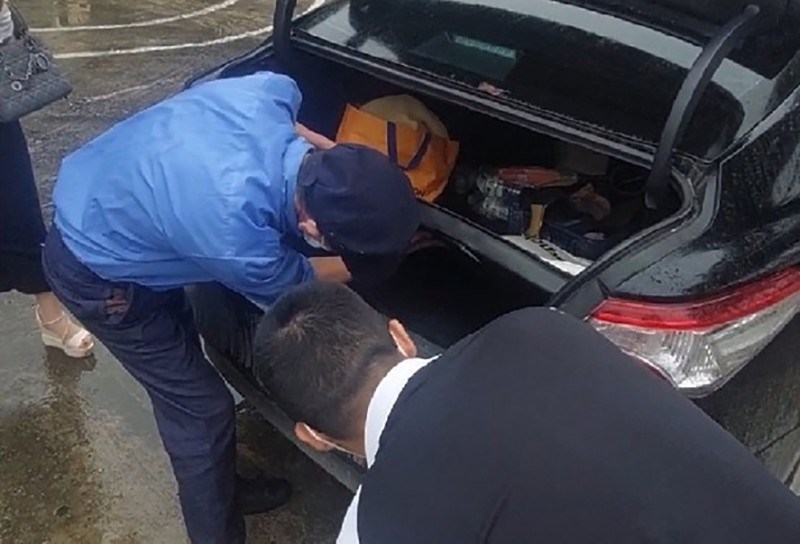 Hình ảnh bảo vệ Bệnh viện Đa khoa Phúc Lâm khám xét xe của phóng viên sau khi đến liên hệ công tác. Ảnh Báo PLVN cung cấp.