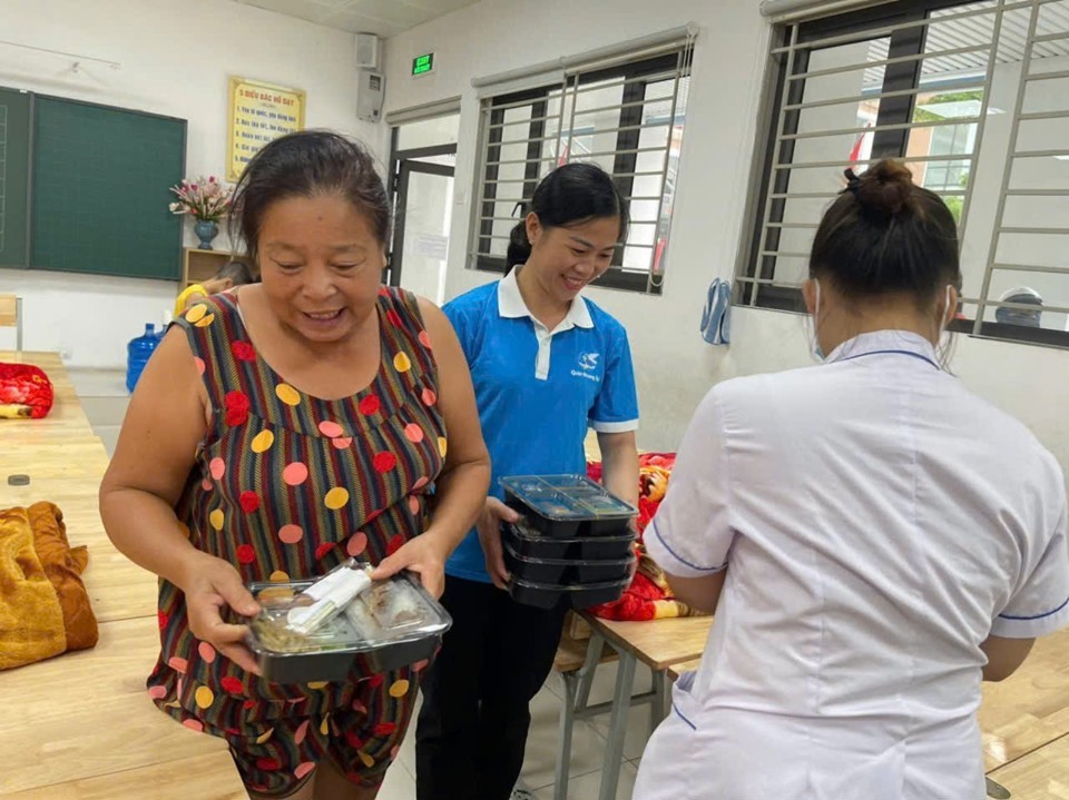 Hội vi&ecirc;n phụ nữ tr&ecirc;n địa b&agrave;n quận Ho&agrave;ng Mai tham gia nấu ăn cho c&aacute;c hộ d&acirc;n tại nơi sơ t&aacute;n - Ảnh: N. Hồng