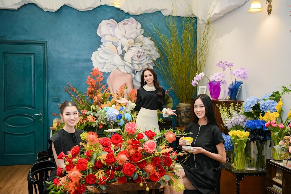 Top 3 Miss World Vietnam 2022 học cắm hoa  - ảnh 1